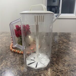 PAMPERED CHEF MIX N STIR 2 QT PITCHER
